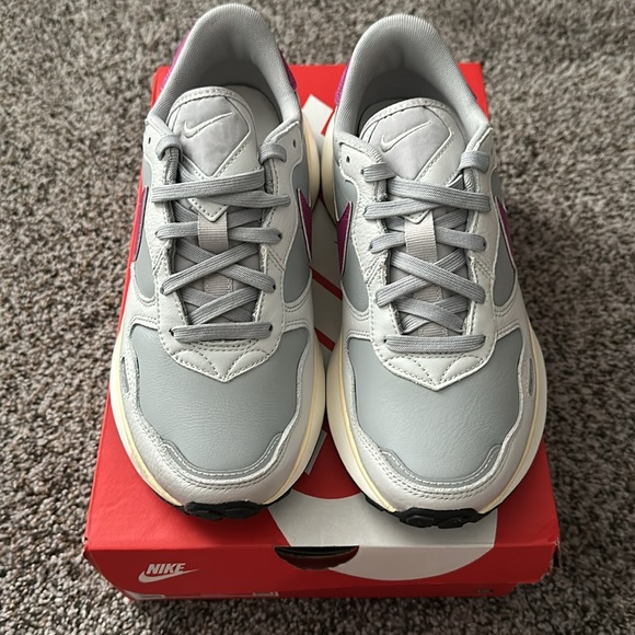 BNIB Nike Phoenix Waffle Leather Running Shoes 8.5 Light Smoke Gray/Hot Fuchsia - Picture 2 of 6